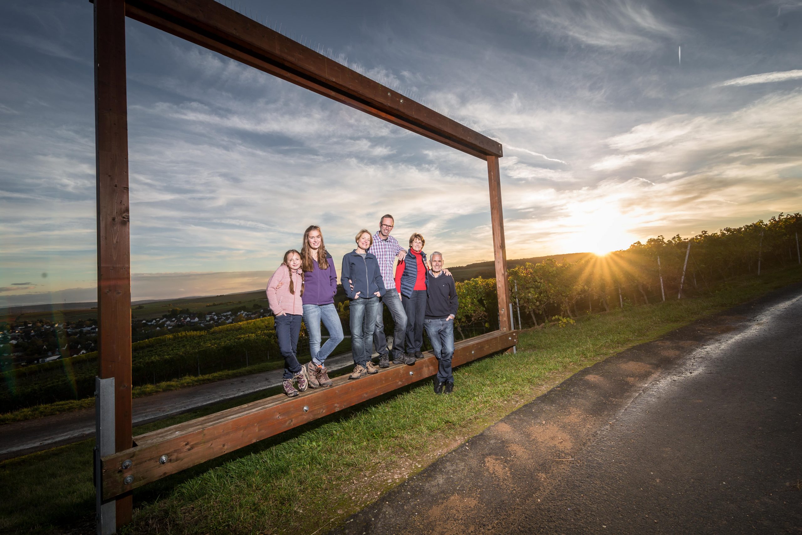 Familie vor Sonnenuntergang auf Weingut Marx