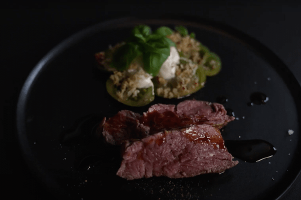 Rinderfilet an Tomatensalat mit Teriyaki Sauce