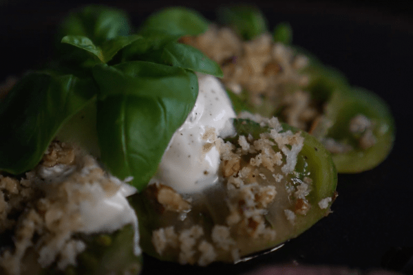 Tomatensalat mit Kräuterschmand und knusprigen Pekannüsse