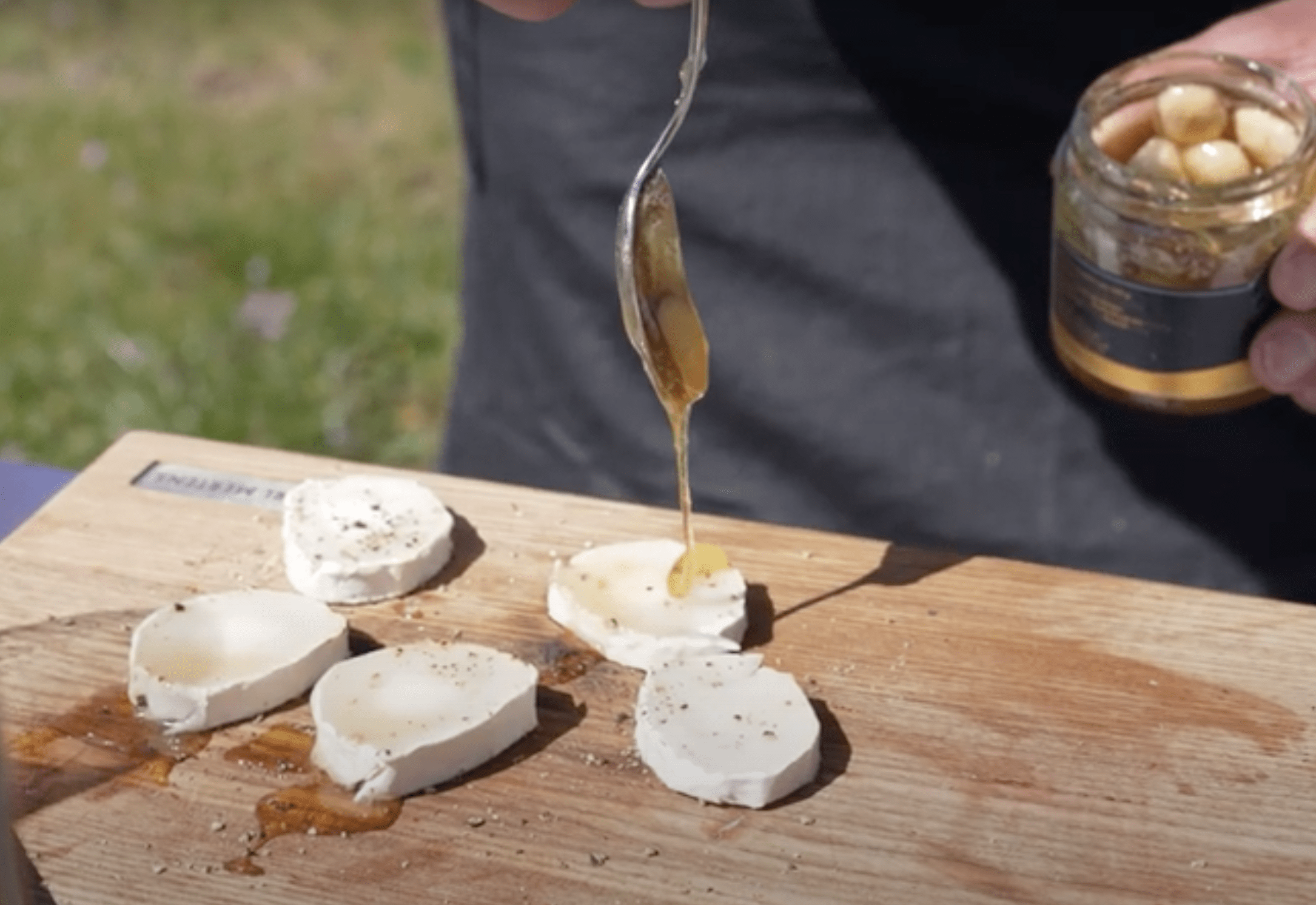 Ziegenkäsescheiben mit Lavendelhonig verfeinern