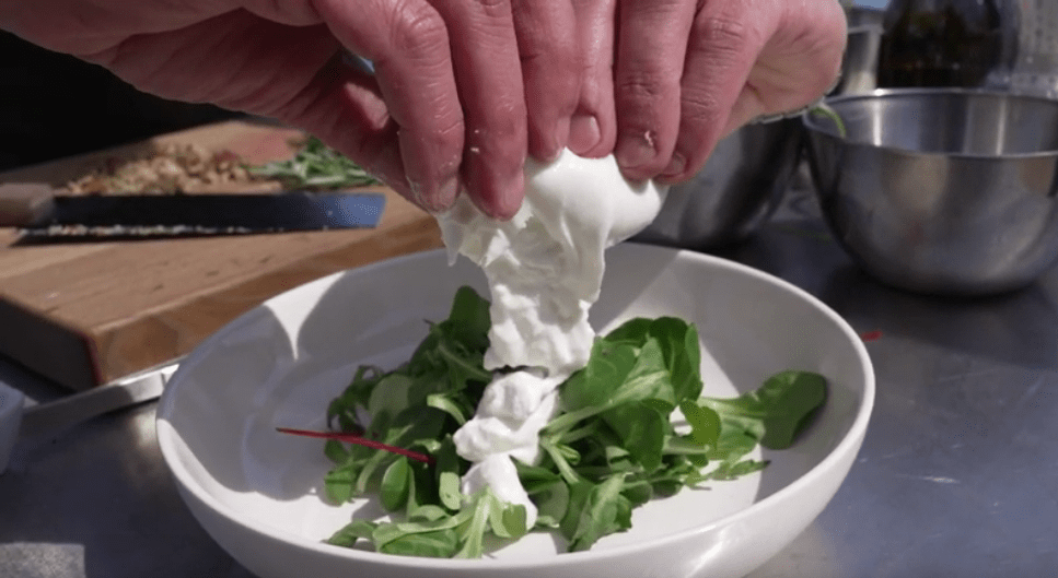 Cremiger Burrata auf Salat