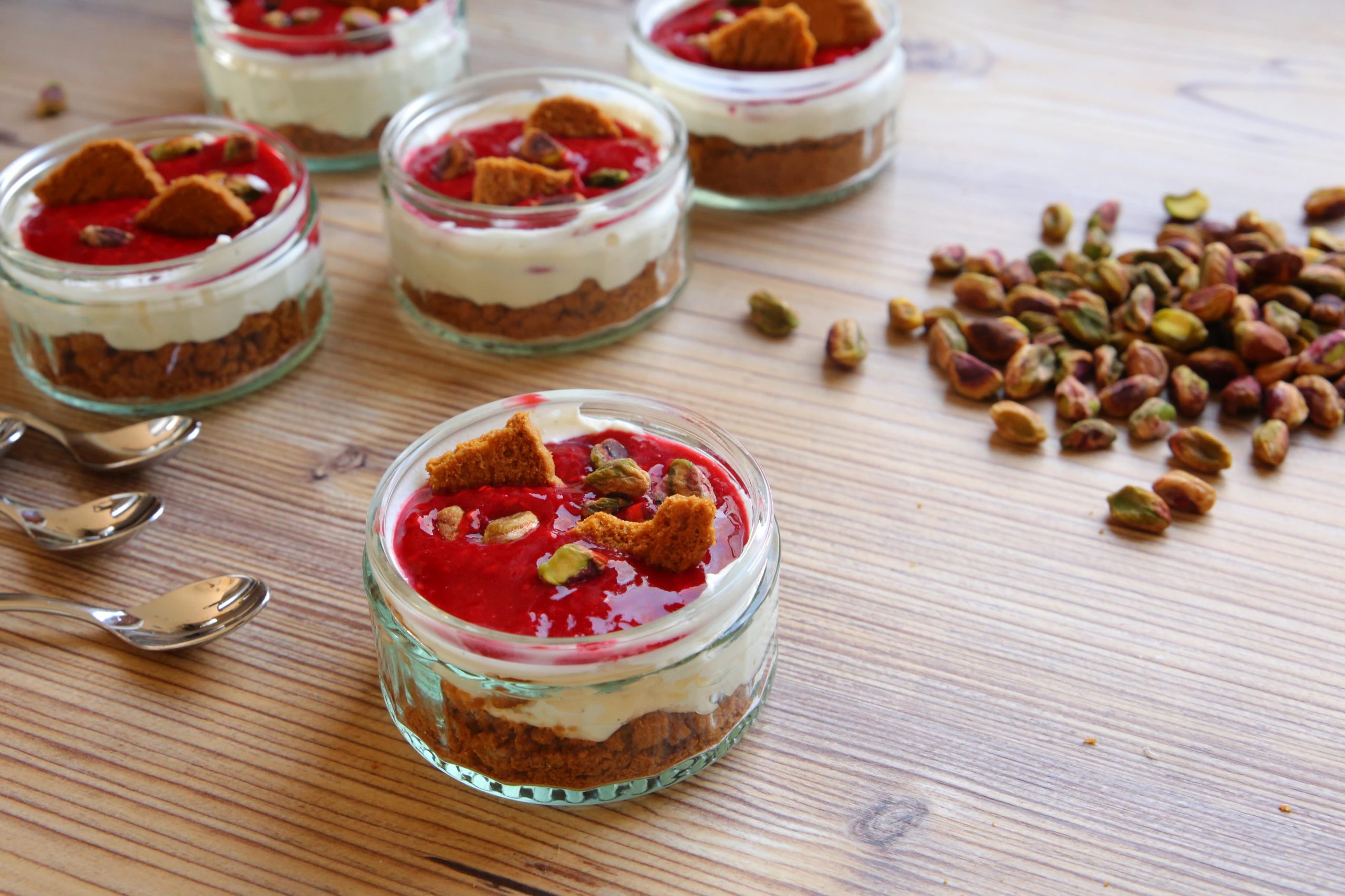 Mascarpone Dessert mit Himbeeren und Pistazien im Glas