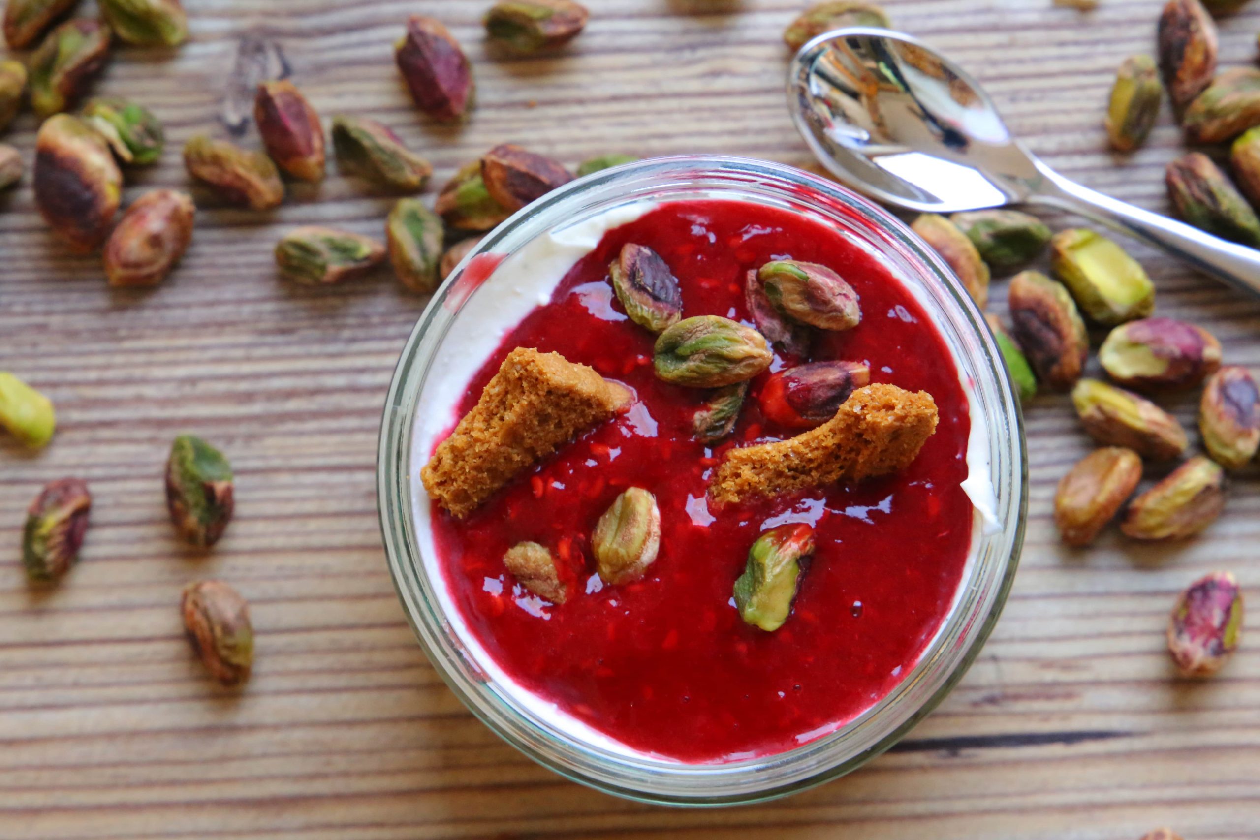 Pistazien und Kekse auf Mascarpone Dessert mit Himbeeren