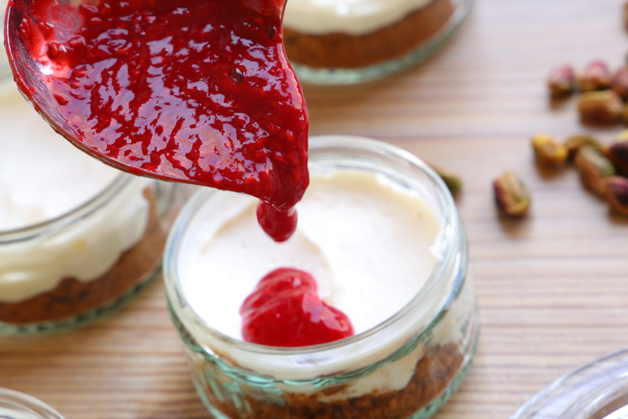 Himbeersoße auf Mascarponedessert verteilen