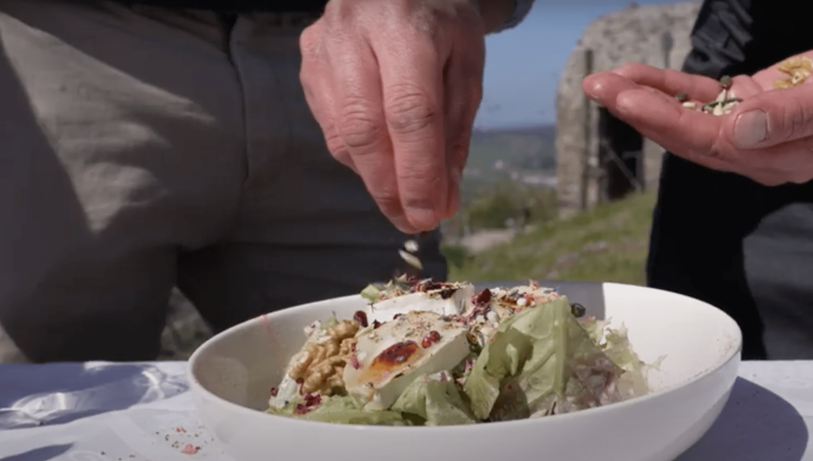 Ziegenkäsesalat mit Salat-Mix Cranberry Walnut verfeinern