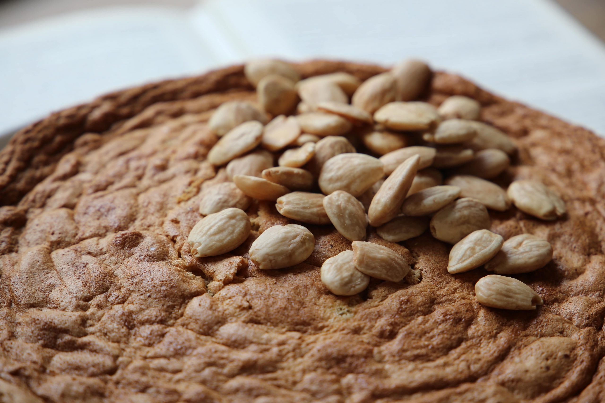 Mandeln auf mallorquinischem Mandelkuchen