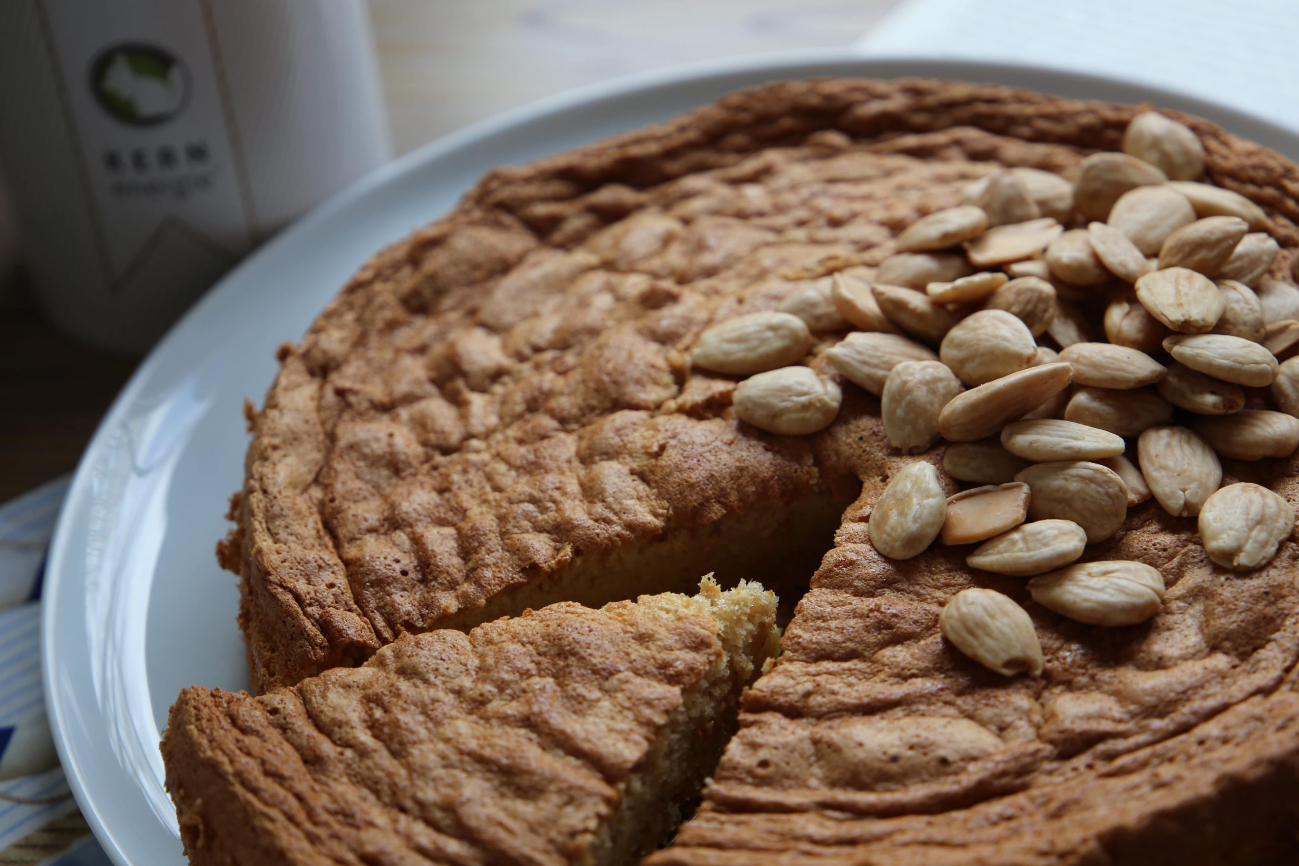 Mallorquinischer Mandelkuchen mit KERNenergie Dose