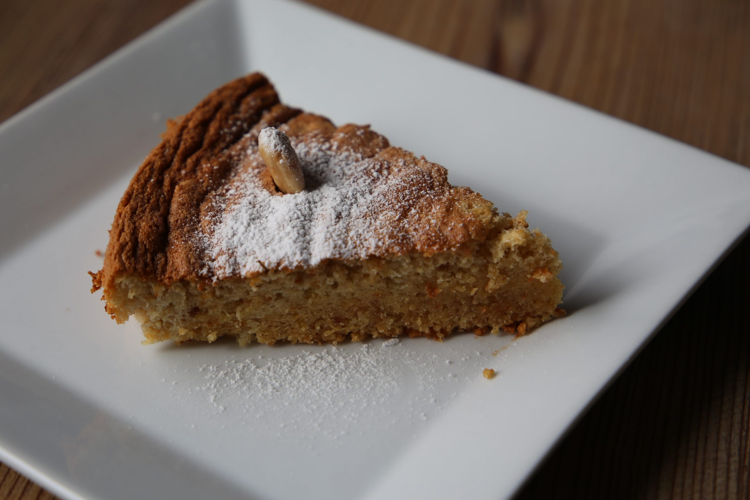 Mallorquinischer Mandelkuchen mit Puderzucker