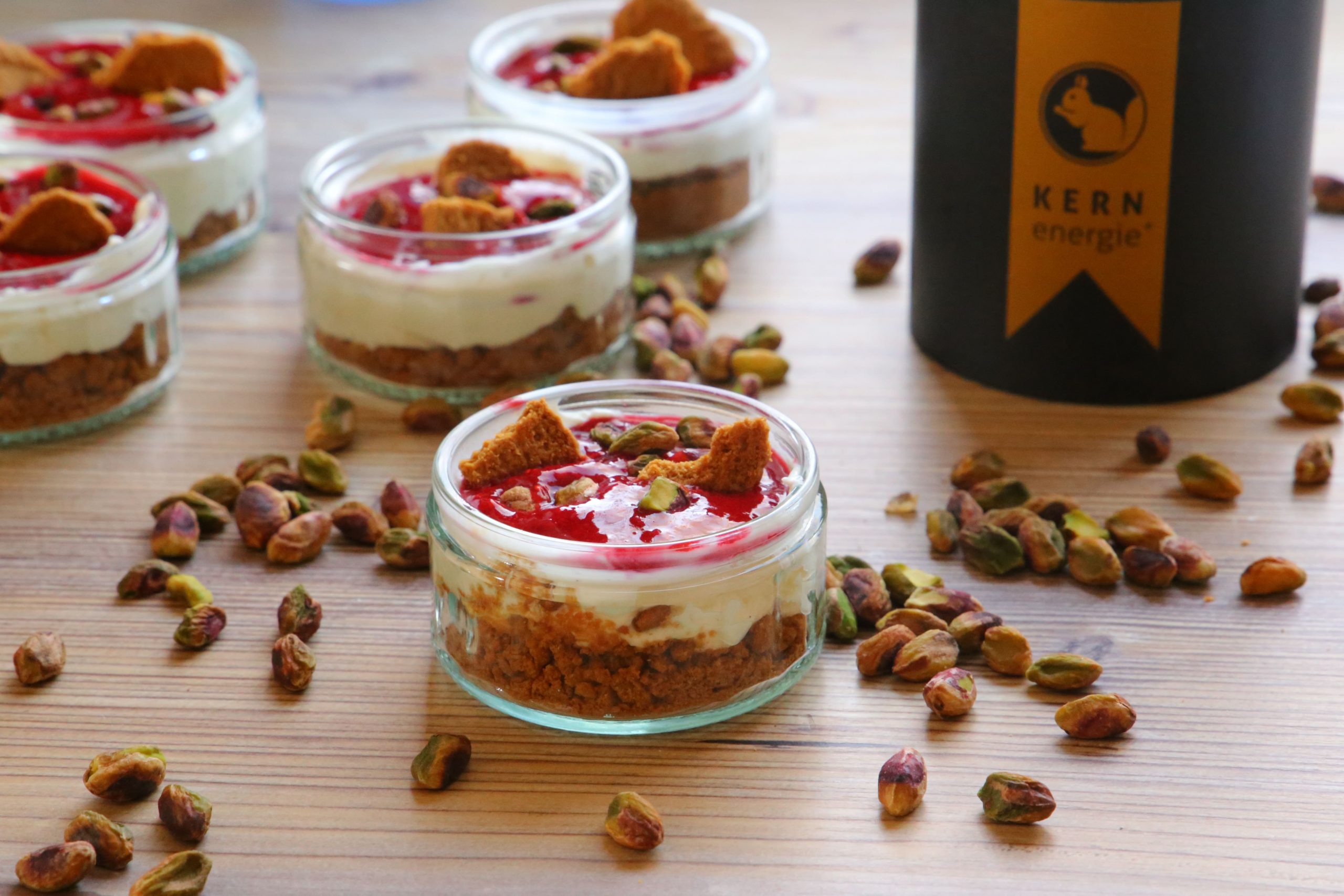 Mascarpone Dessert mit Himbeeren und KERNenergie Pistazien