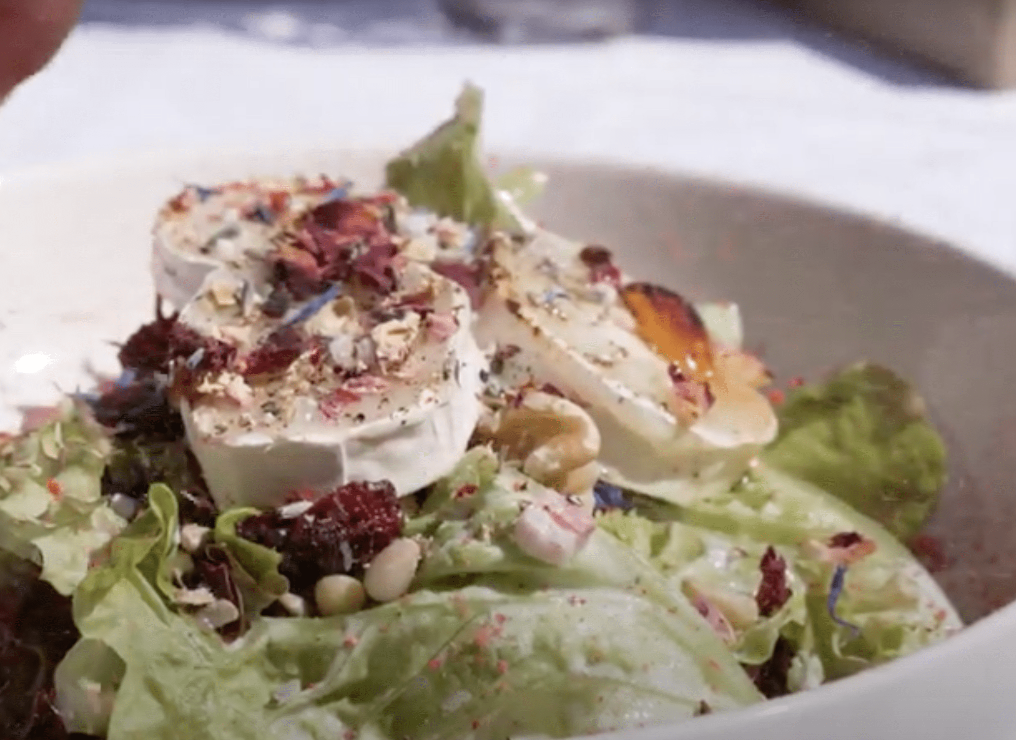 Salat mit gebackenem Ziegenkäse und Nüssen