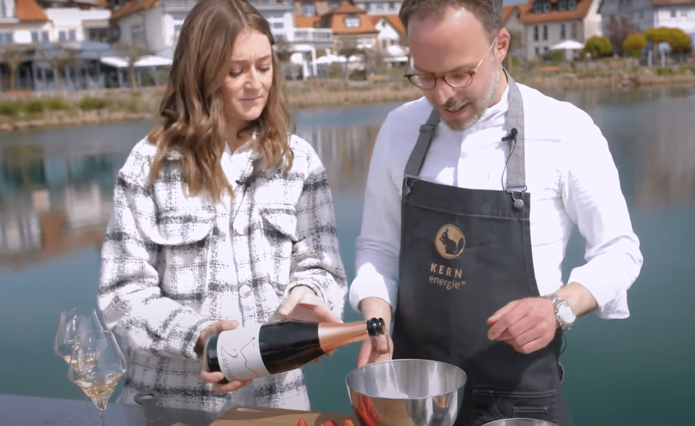 Sekt in Törtchen-Creme geben