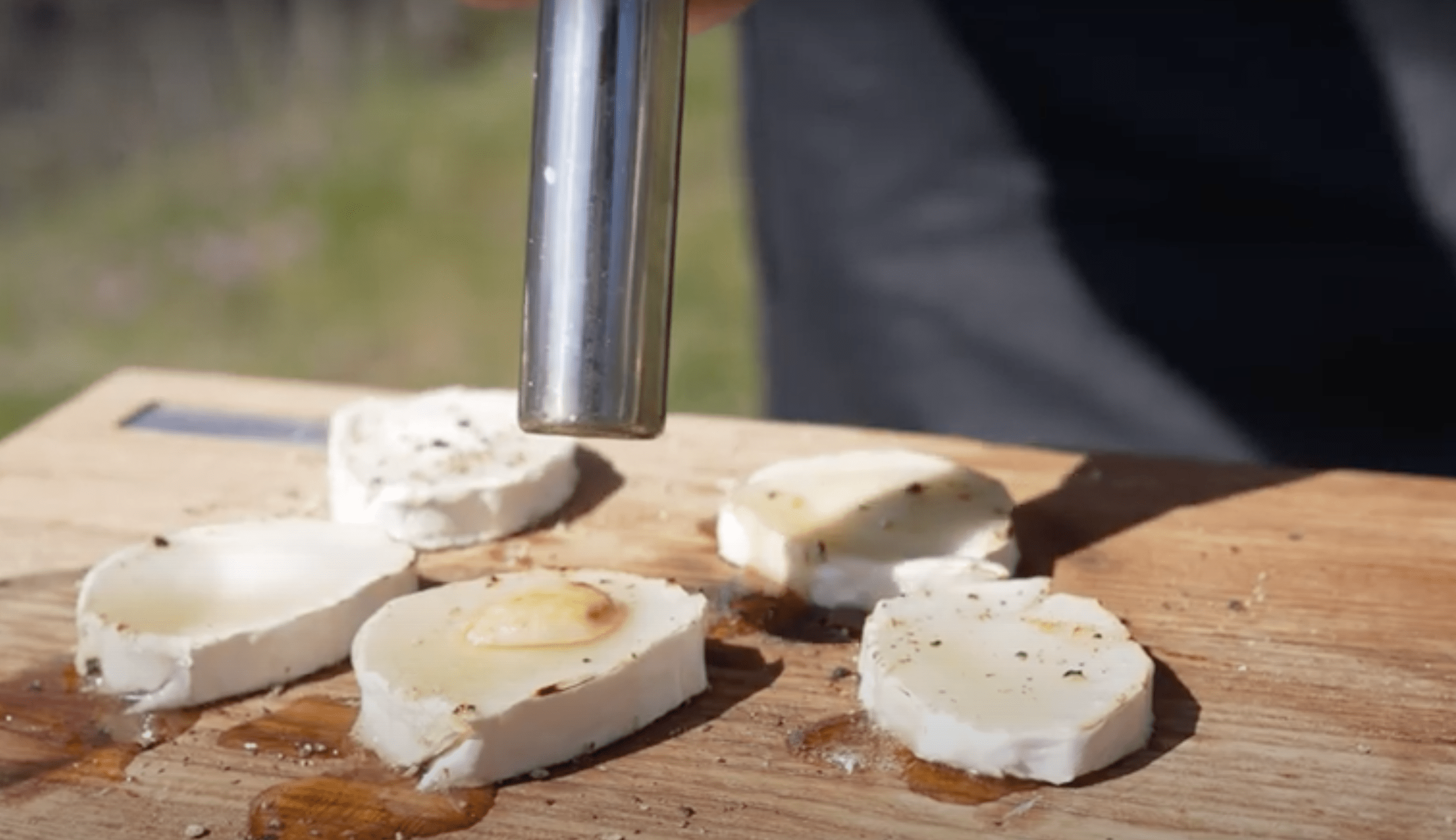 Ziegenkäsescheiben flambieren