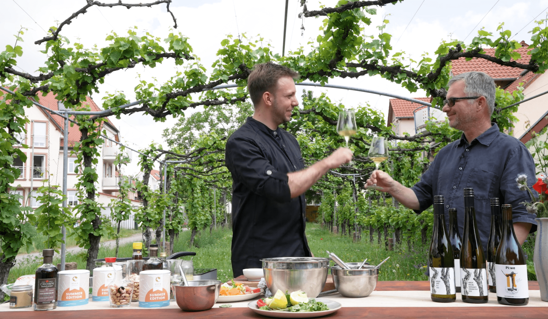 Anstoßen auf dem Weingut Schädler