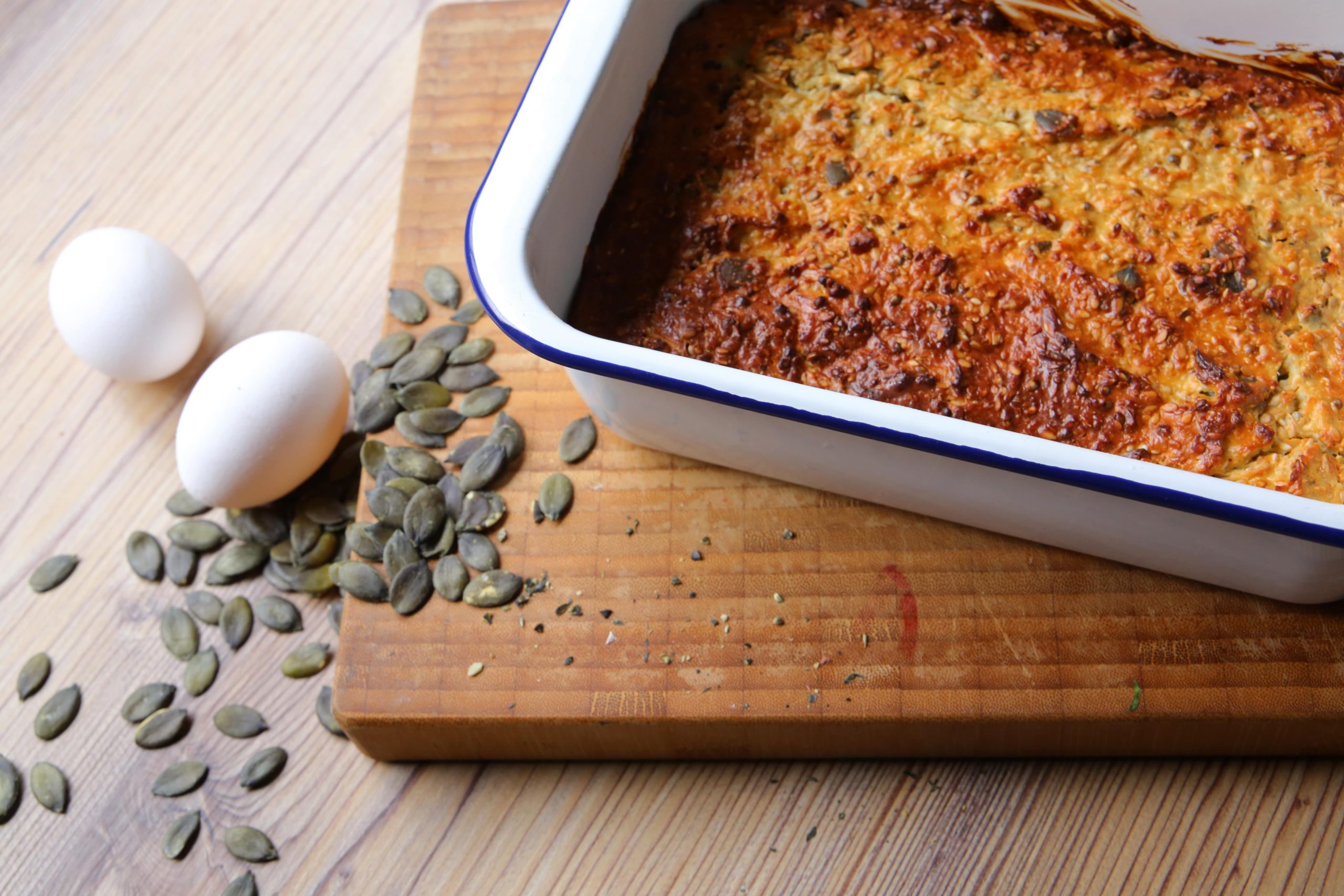 Körnerbrot mit Eiern und Kürbiskernen