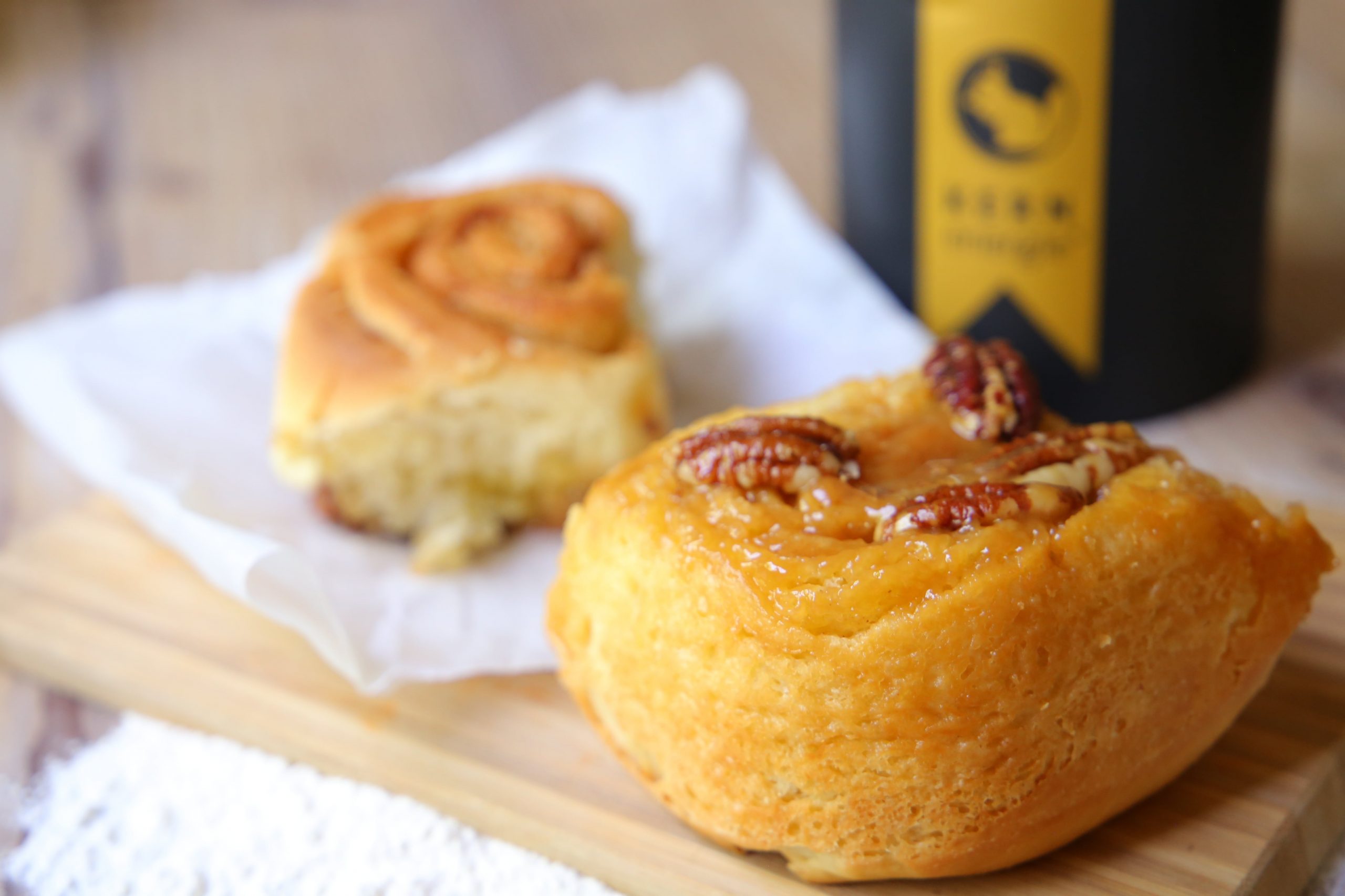 Sticky Buns mit Pekannüssen und KERNenergie Dose