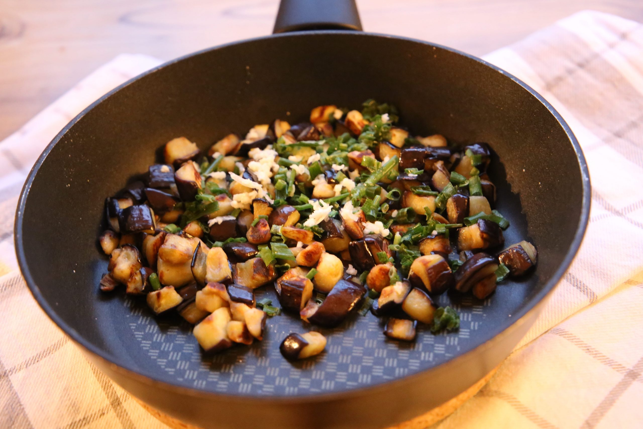 Auberginen Pfanne mit Kräutern und Knoblauch