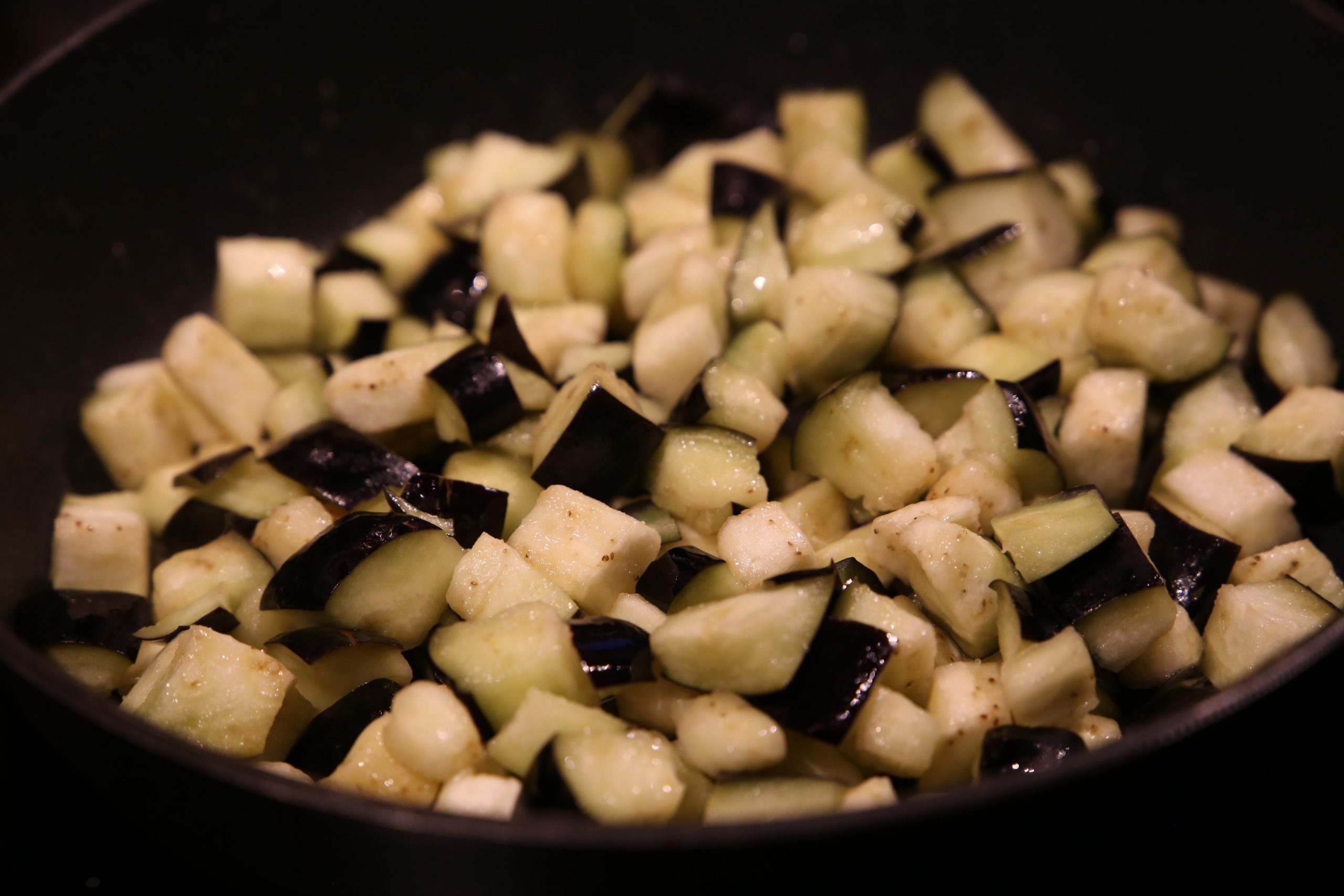 Auberginen-Würfel in der Pfanne