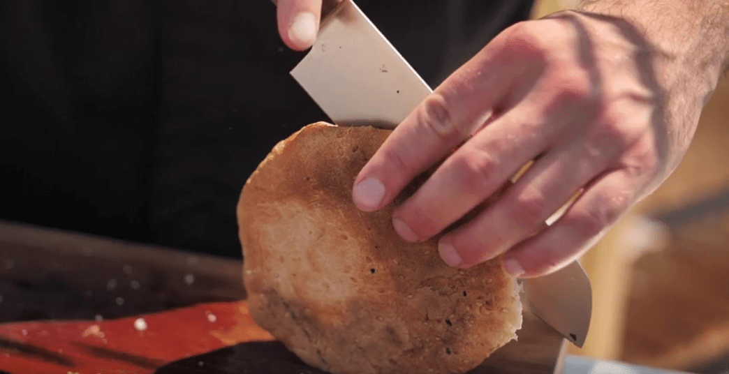 Fladenbrot für das Burger Bun zerschneiden