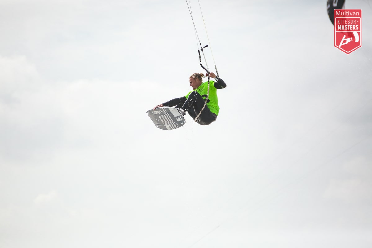 Linus Erdmann beim Kitesurfen