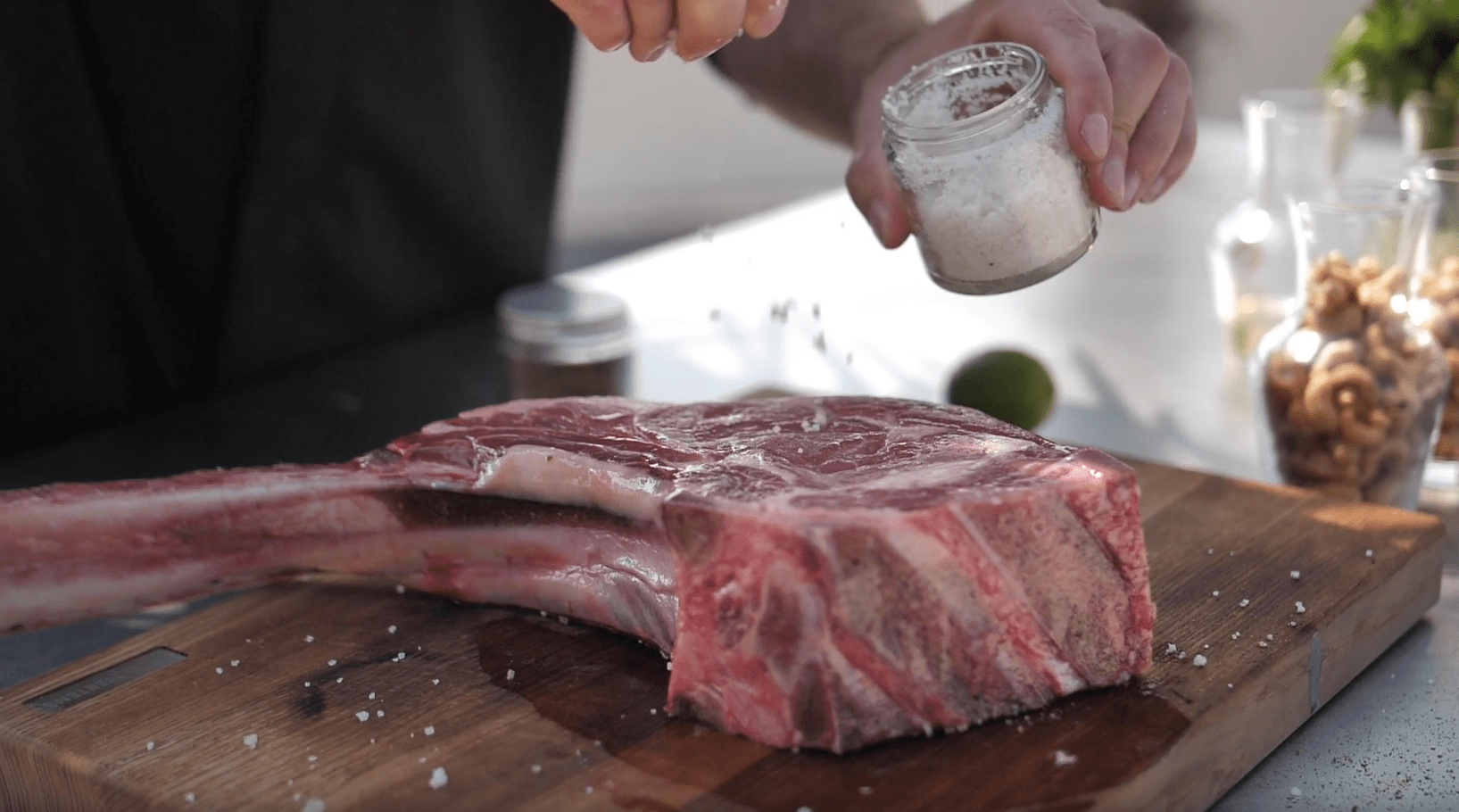 Tomahawk Steak salzen