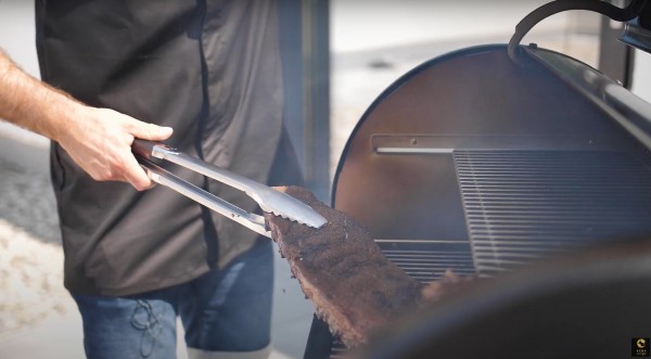 Florian holt die Spareribs vom Smoker