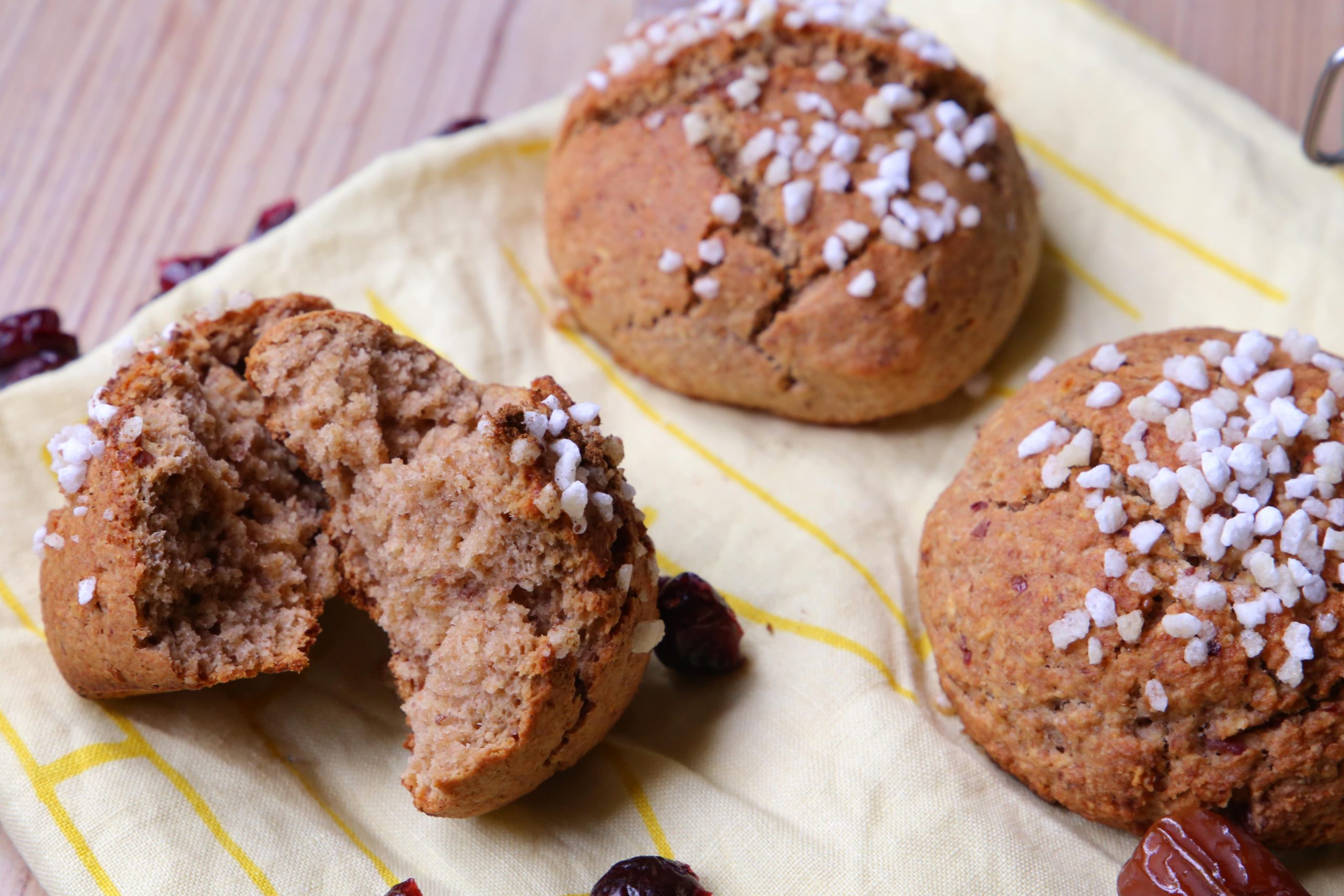 Apfelbrötchen mit Datteln und Cranberries