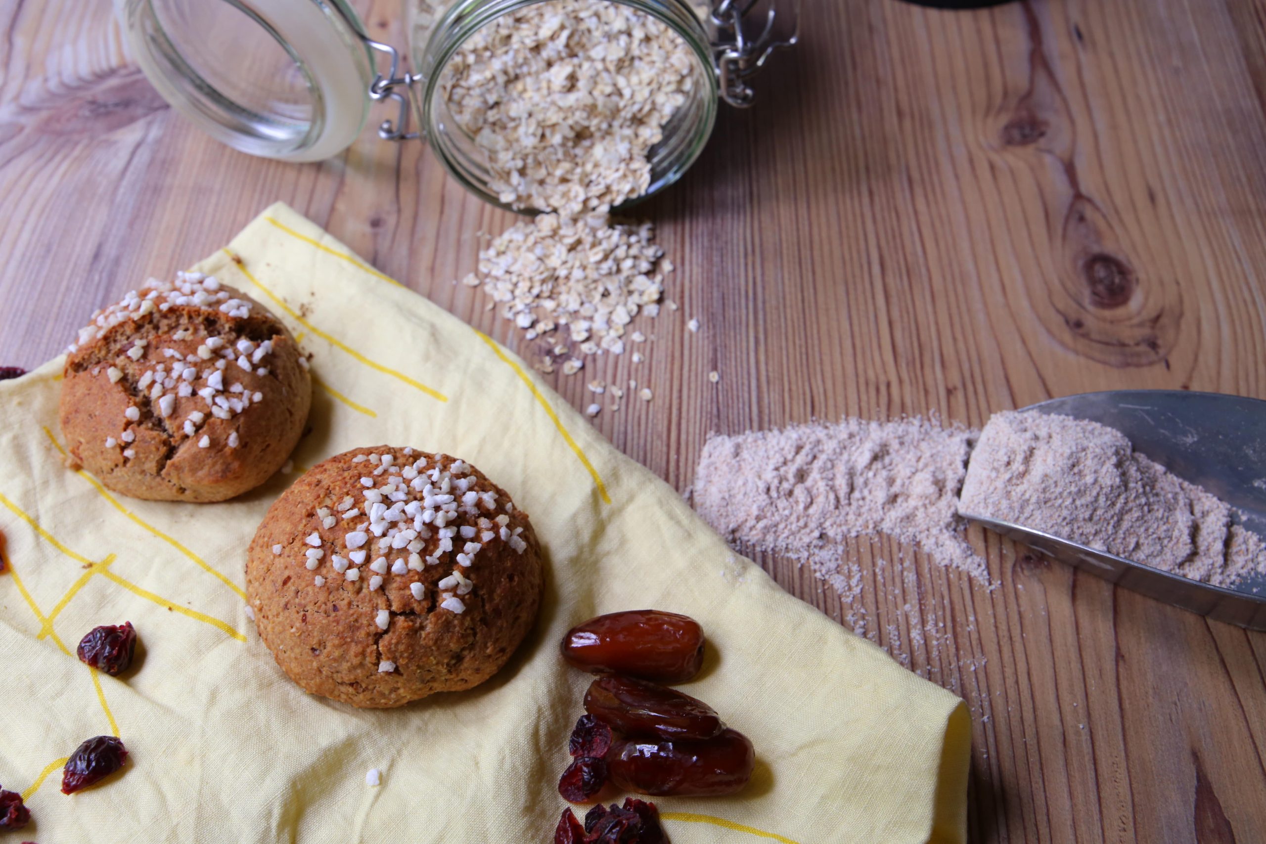 Apfelbrötchen mit Dinkelmehl, Haferflocken, Cranberries und Datteln