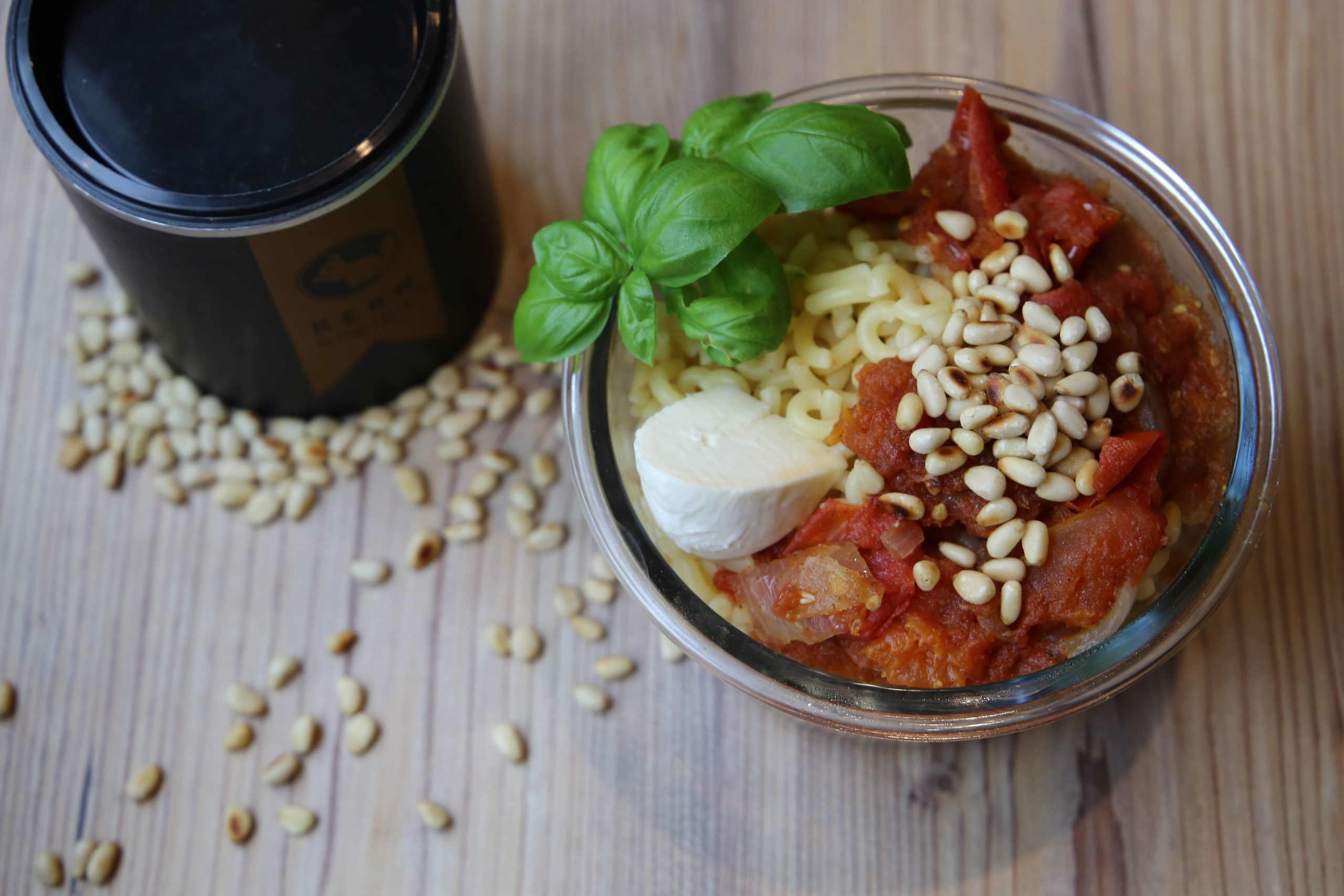 Pasta Caprese mit Pinienkernen, Mozzarella und Basilikum