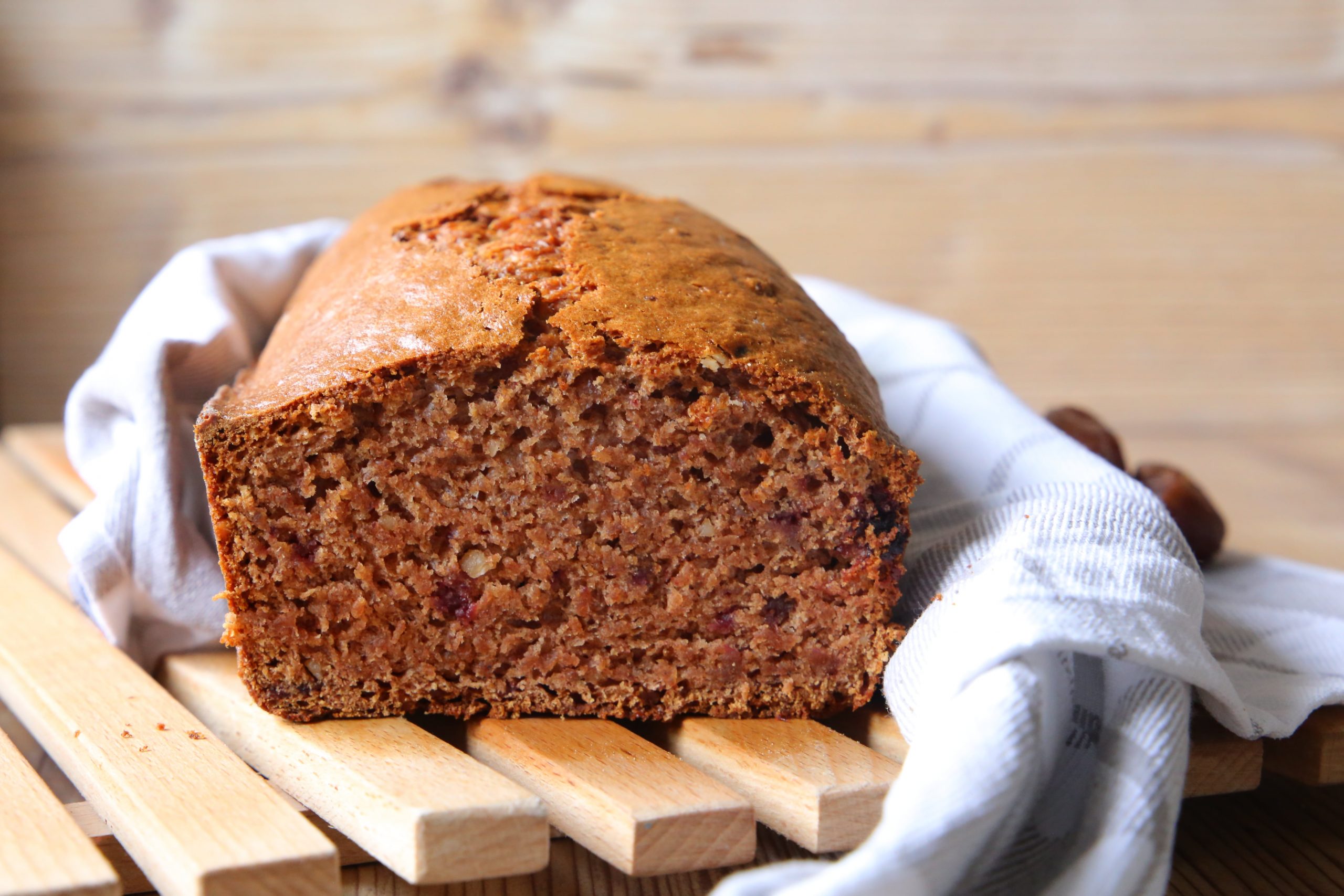 Gewürzkuchen mit Datteln und Walnüssen angeschnitten