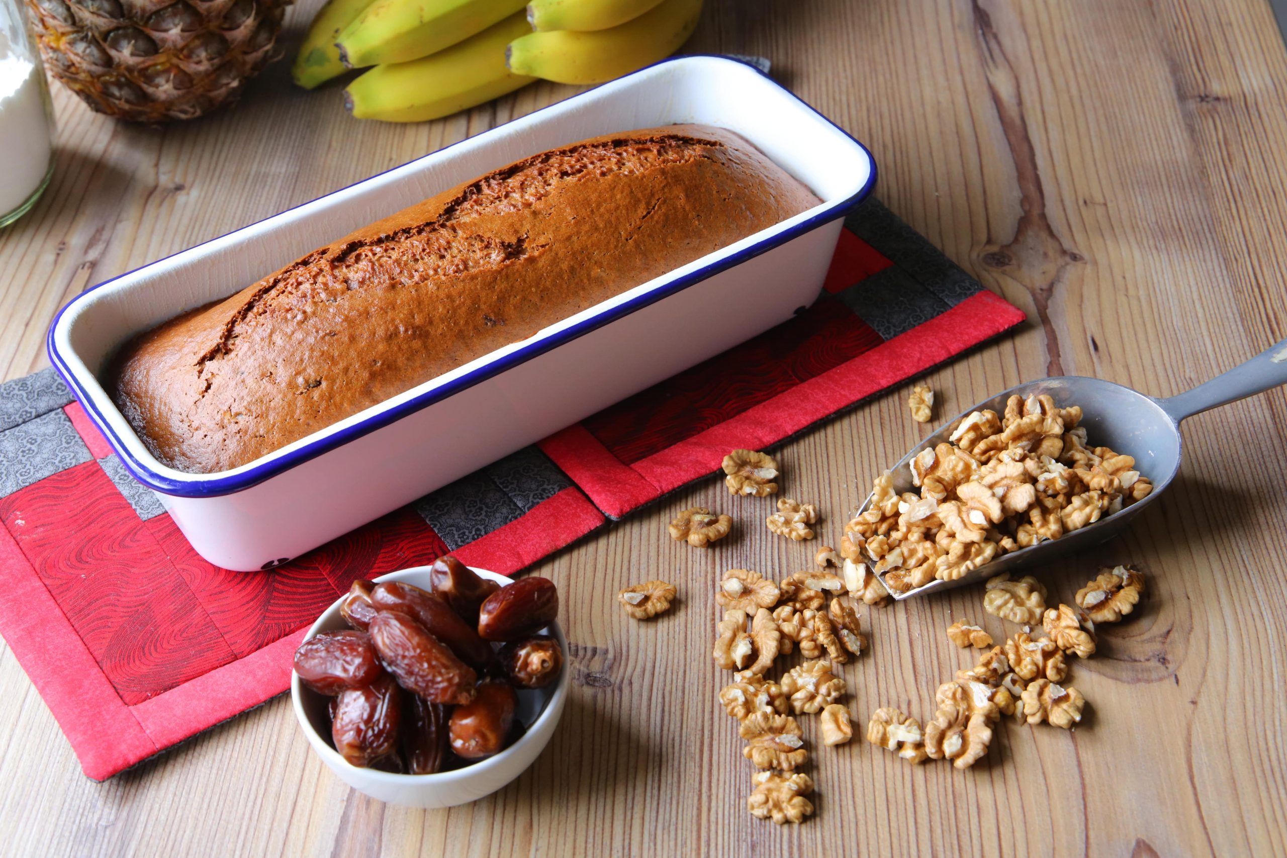 Gewürzkuchen mit Datteln und Walnüssen in Kastenform