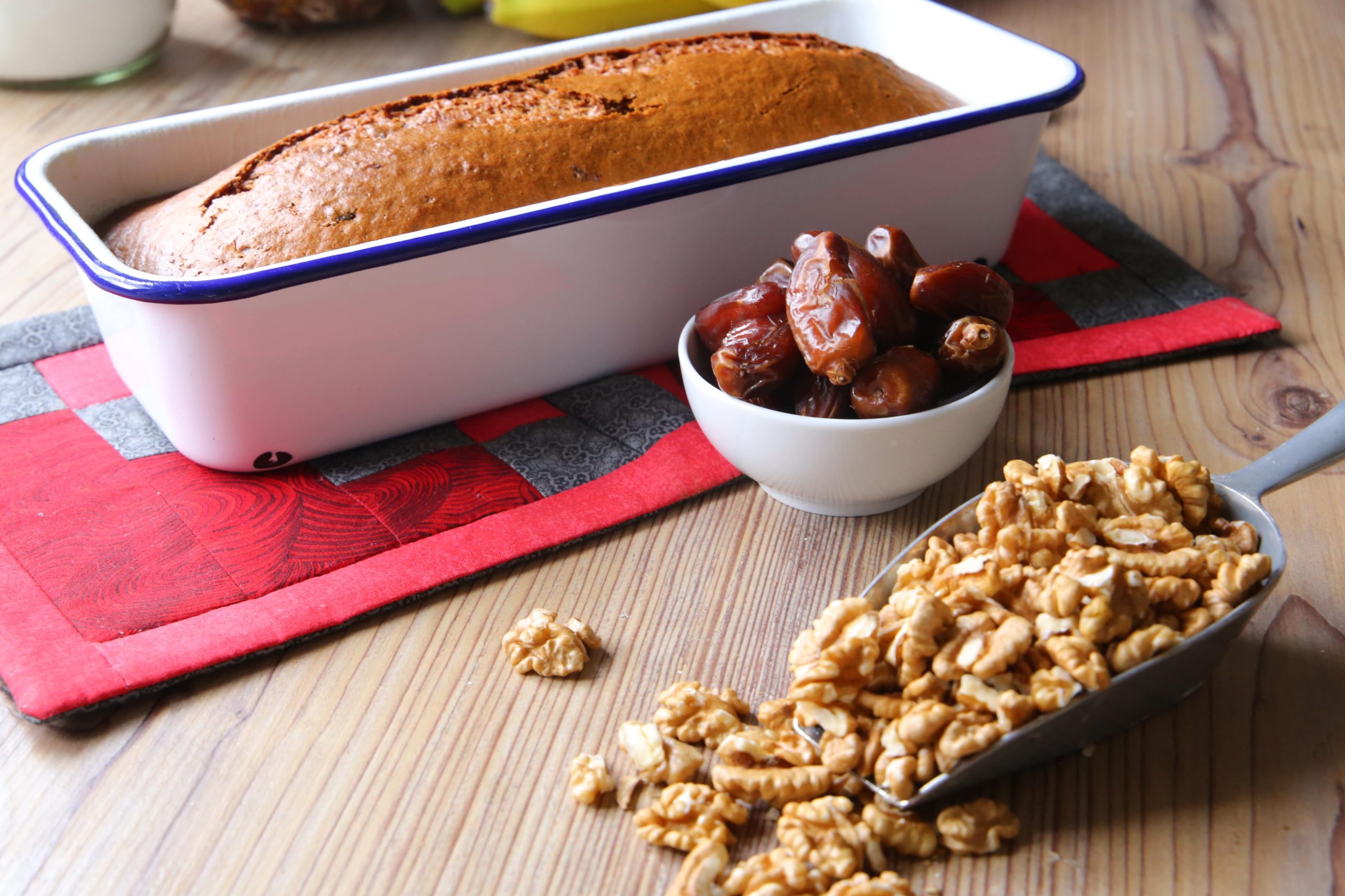 Gewürzkuchen mit Datteln und Walnüssen in Kastenform