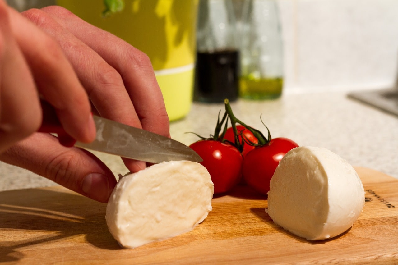 Mozzarella für Pasta Caprese schneiden