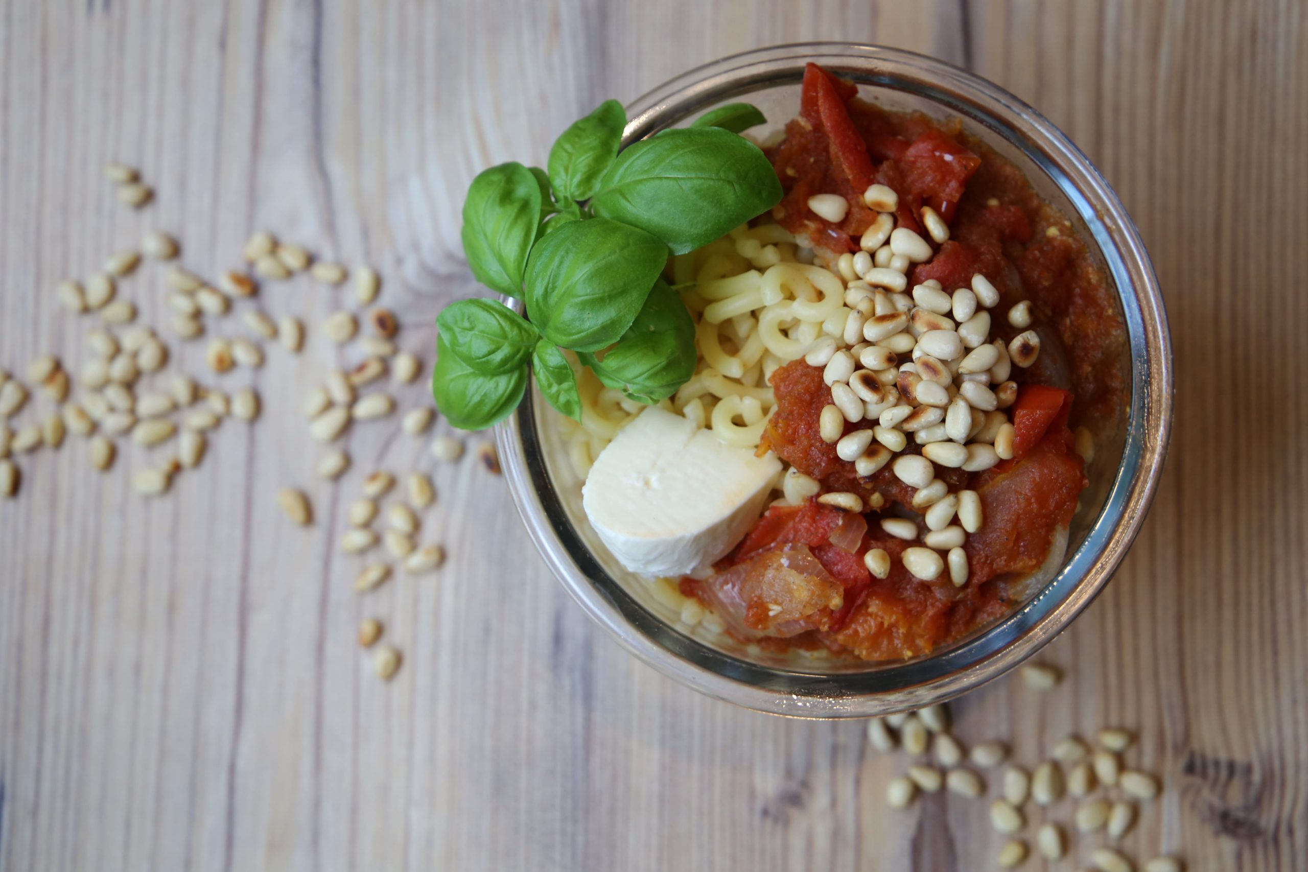 Pasta Caprese mit Pinienkernen