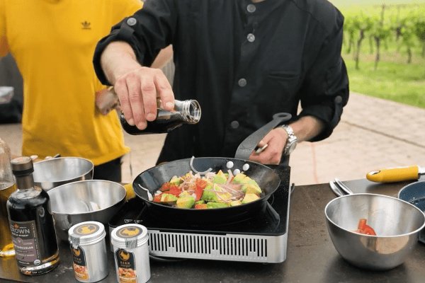 Avocadosalat mit Sojasauce abschmecken