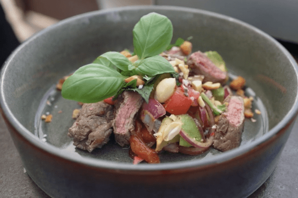 Beefsalat mit Avocado und Nussmischung Asian Fusion