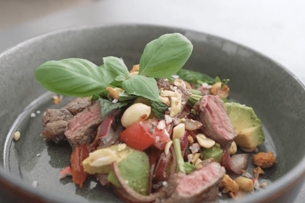 Beefsalat mit Avocado in Schälchen