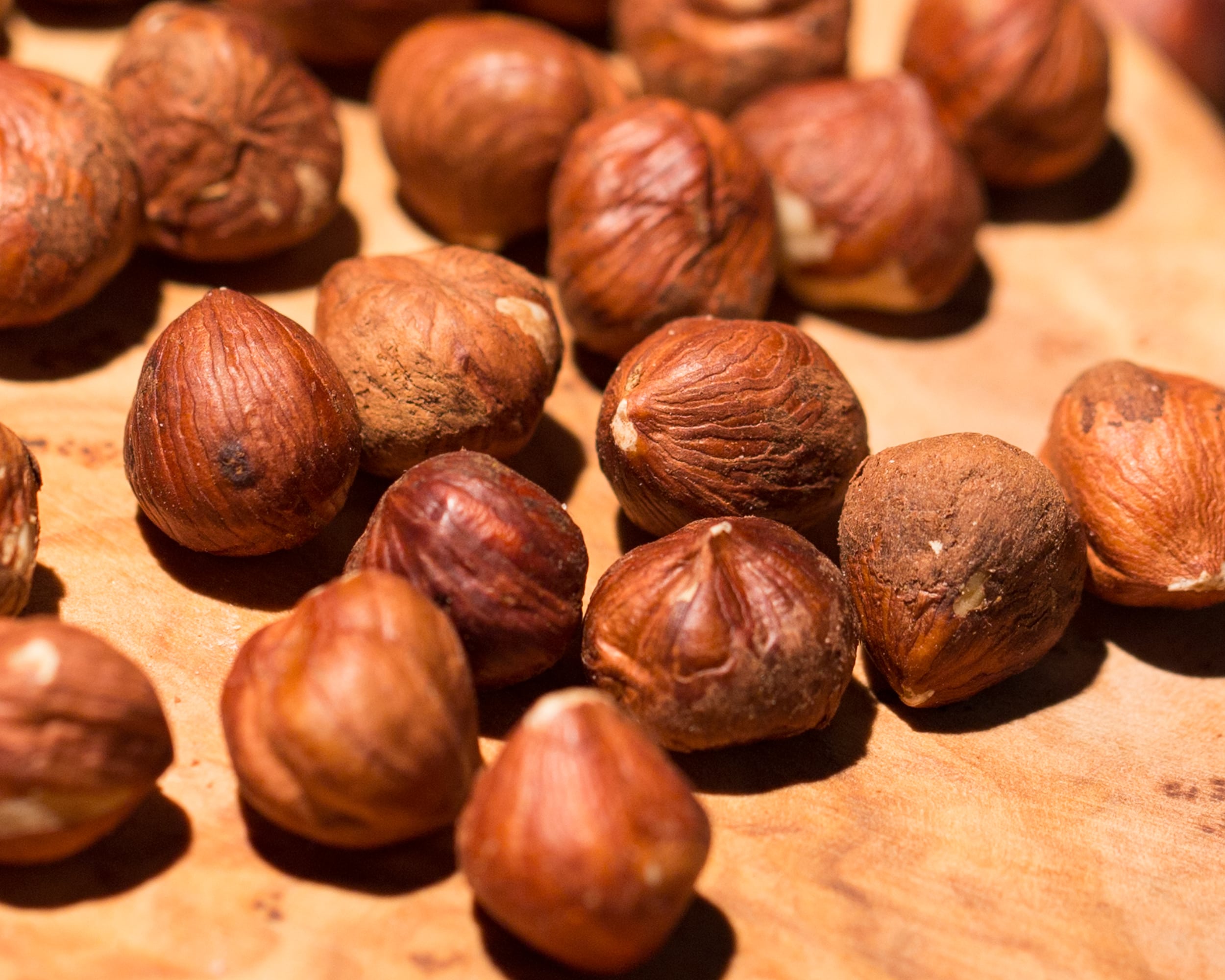 naturbelassene Haselnüsse mit Haut