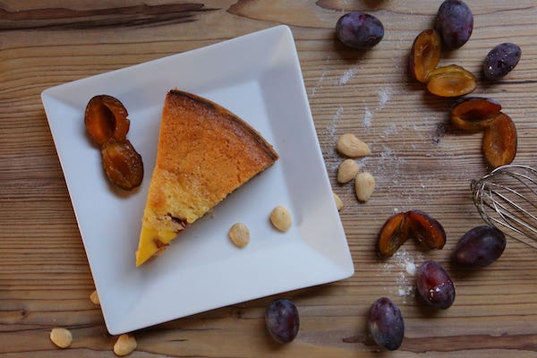 Zwetschgenkuchen mit Mandeln auf Teller