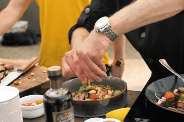 Beefsalat mit Nussmischung Asian Fusion verfeinern