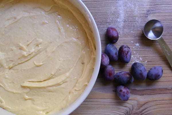 Marzipanteig für Zwetschgenkuchen mit Mandeln in Springform