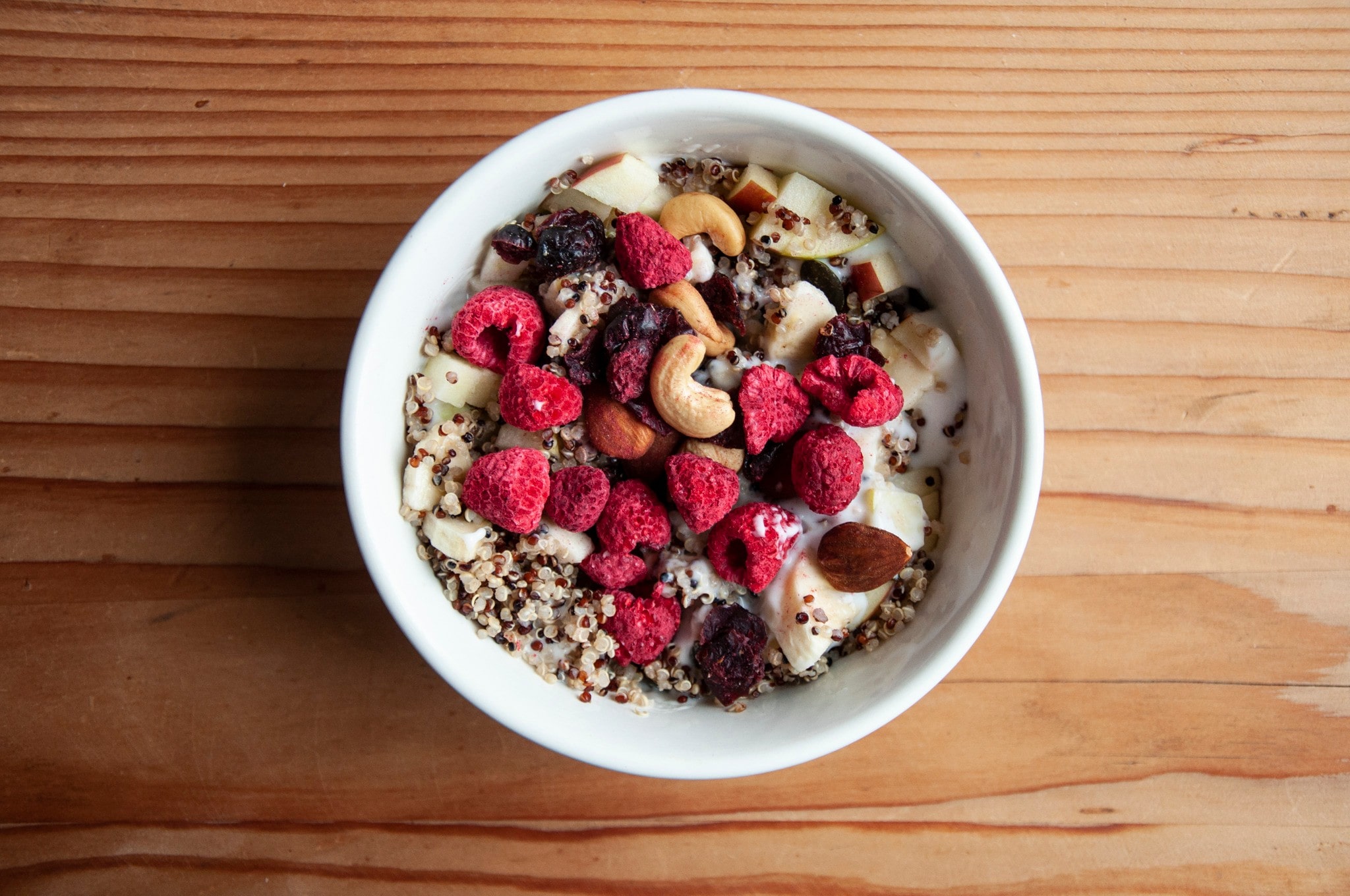 Schüssel mit Quinoa, Nüssen und Früchten