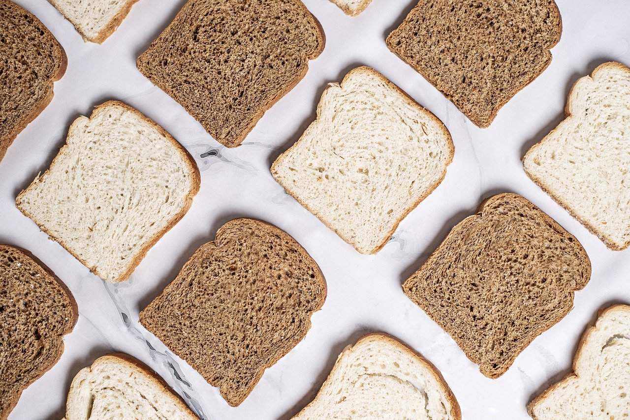 Vollkornbrot und Weißbrot