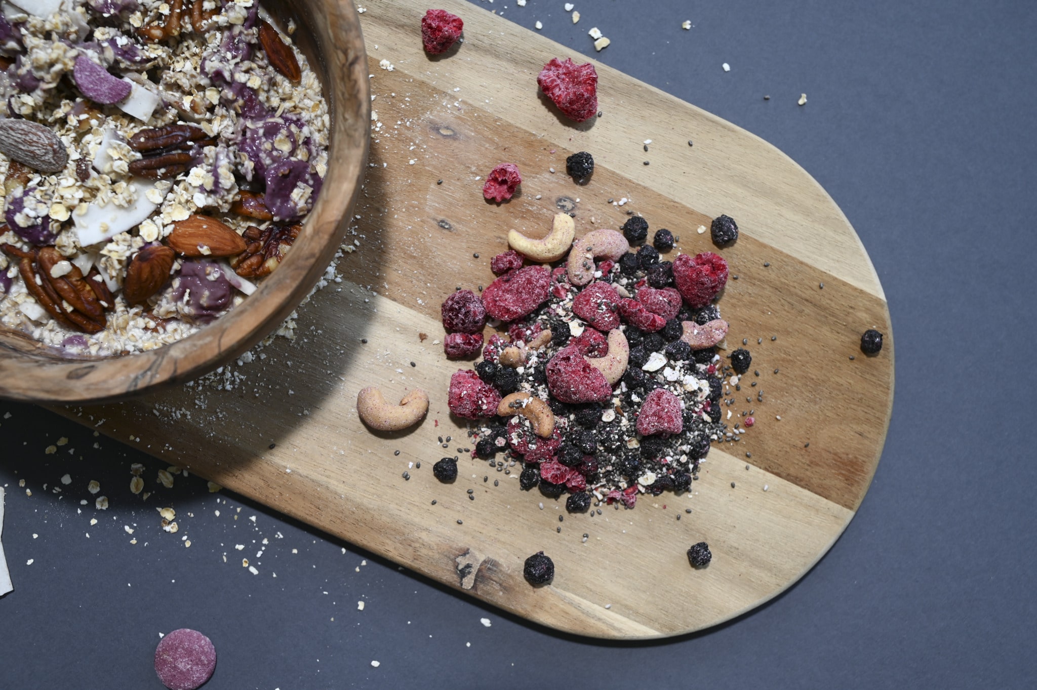 Müsli in Olivenholzschale mit Nüssen, gerfriergetrockneten Früchten und Kernen